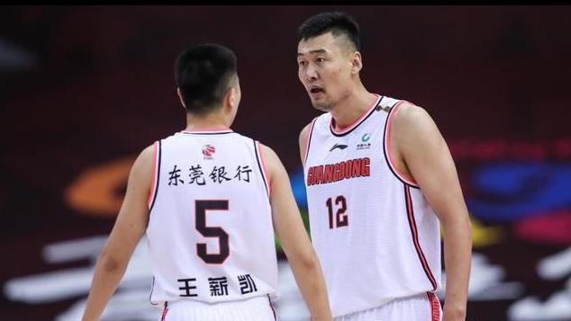 他掀开裙子舌头进去添